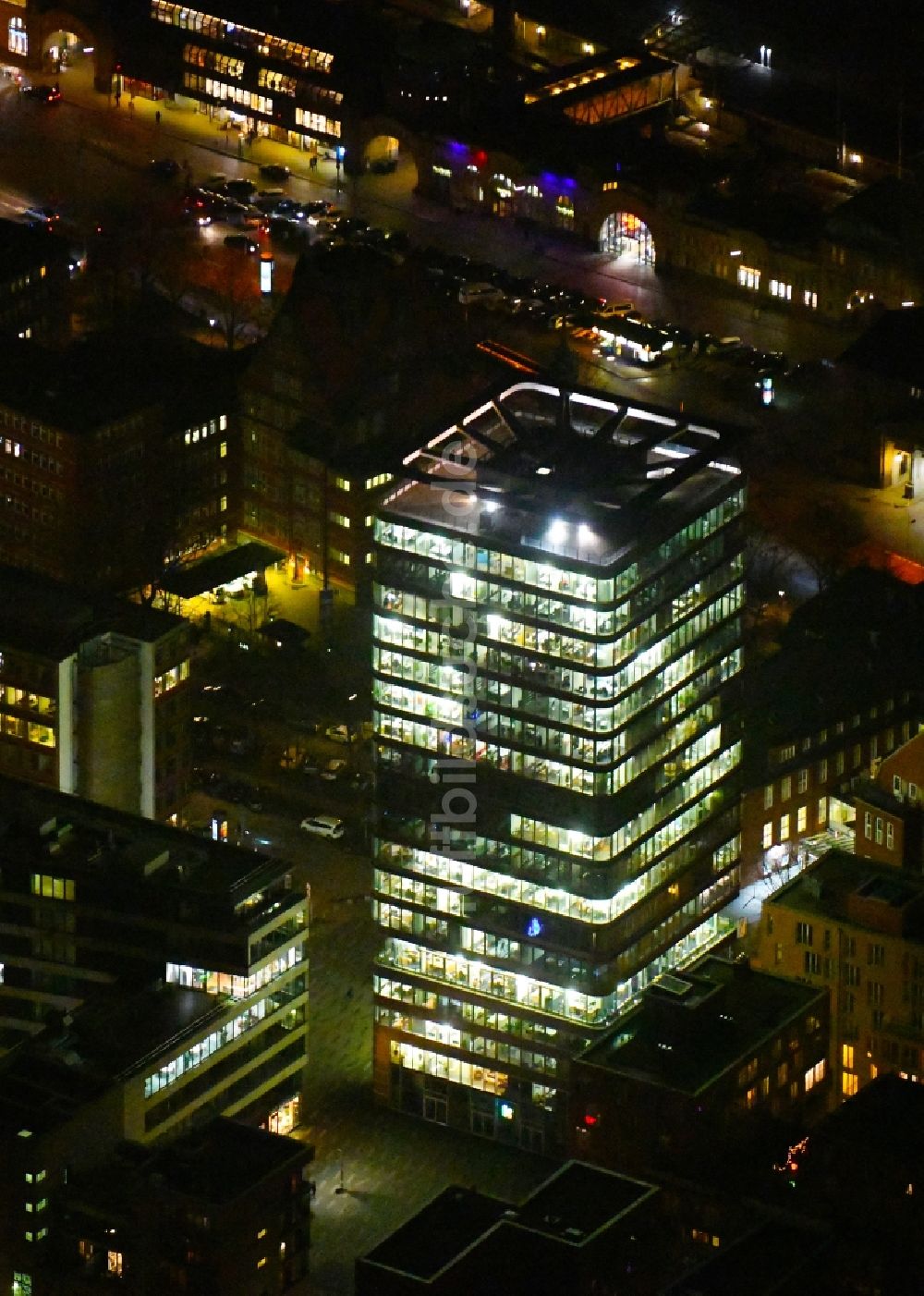 Hamburg bei Nacht von oben - Nachtluftbild Büro- und Unternehmensverwaltungs- Hochhaus- Gebäude ASTRATURM in Hamburg, Deutschland