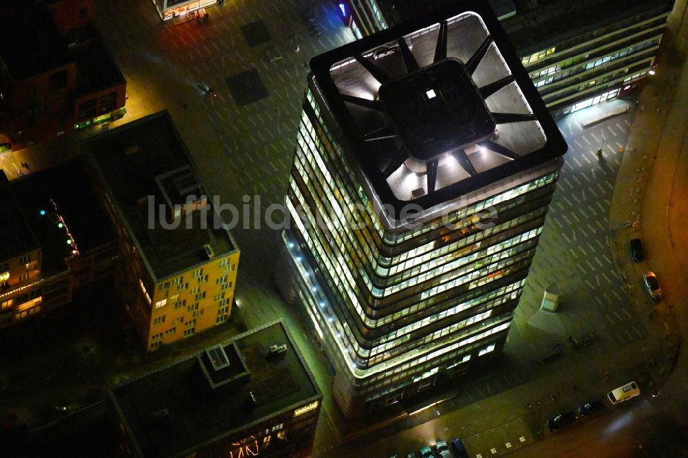 Hamburg bei Nacht aus der Vogelperspektive: Nachtluftbild Büro- und Unternehmensverwaltungs- Hochhaus- Gebäude ASTRATURM in Hamburg, Deutschland