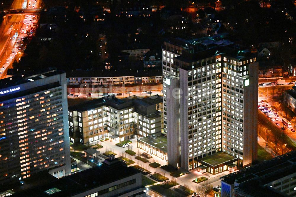 München bei Nacht von oben - Nachtluftbild Büro- und Unternehmensverwaltungs- Hochhaus- Gebäude der BayWa AG in München im Bundesland Bayern, Deutschland