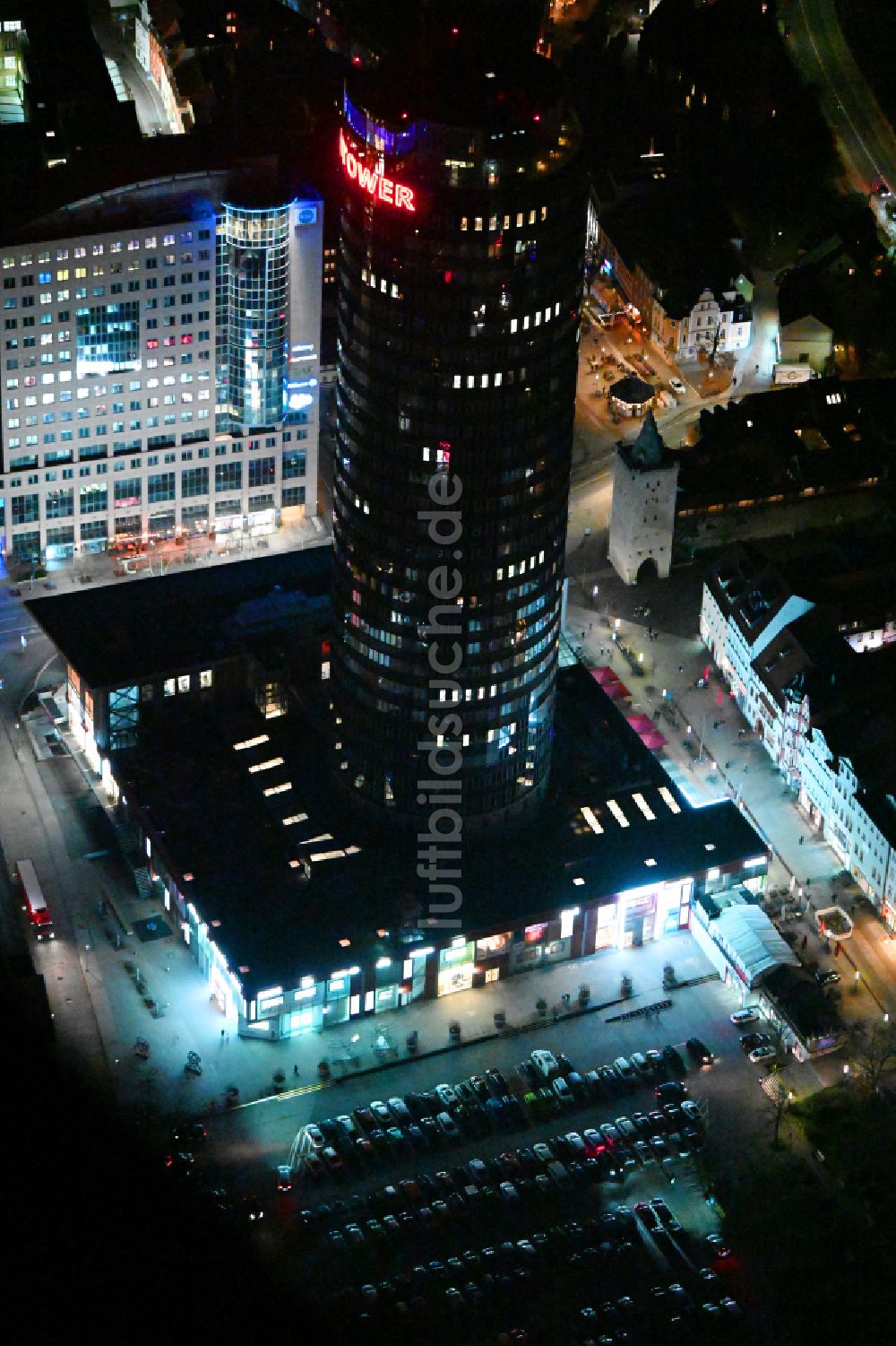 Jena bei Nacht von oben - Nachtluftbild Büro- und Unternehmensverwaltungs- Hochhaus- Gebäude Jentower am Leutragraben in Jena im Bundesland Thüringen, Deutschland
