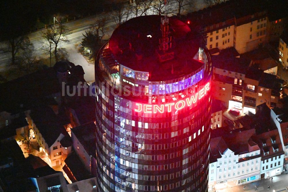 Jena bei Nacht von oben - Nachtluftbild Büro- und Unternehmensverwaltungs- Hochhaus- Gebäude Jentower am Leutragraben in Jena im Bundesland Thüringen, Deutschland