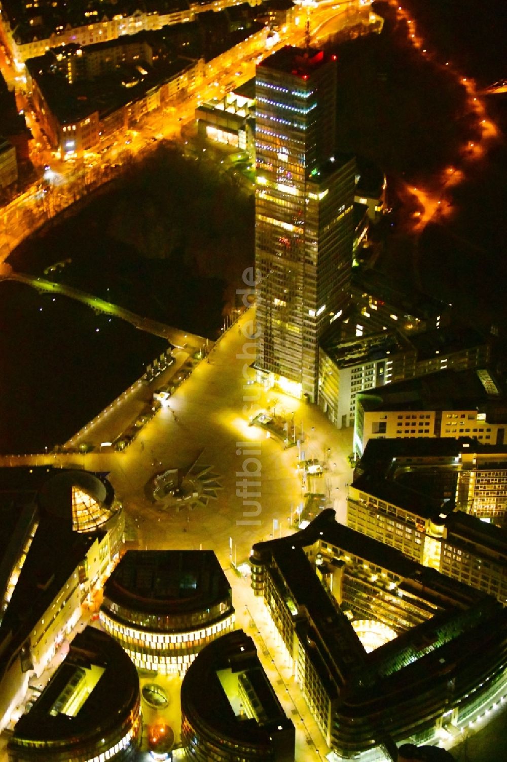 Köln bei Nacht von oben - Nachtluftbild Büro- und Unternehmensverwaltungs- Hochhaus- Gebäude des Kölnturms in Köln im Bundesland Nordrhein-Westfalen, Deutschland