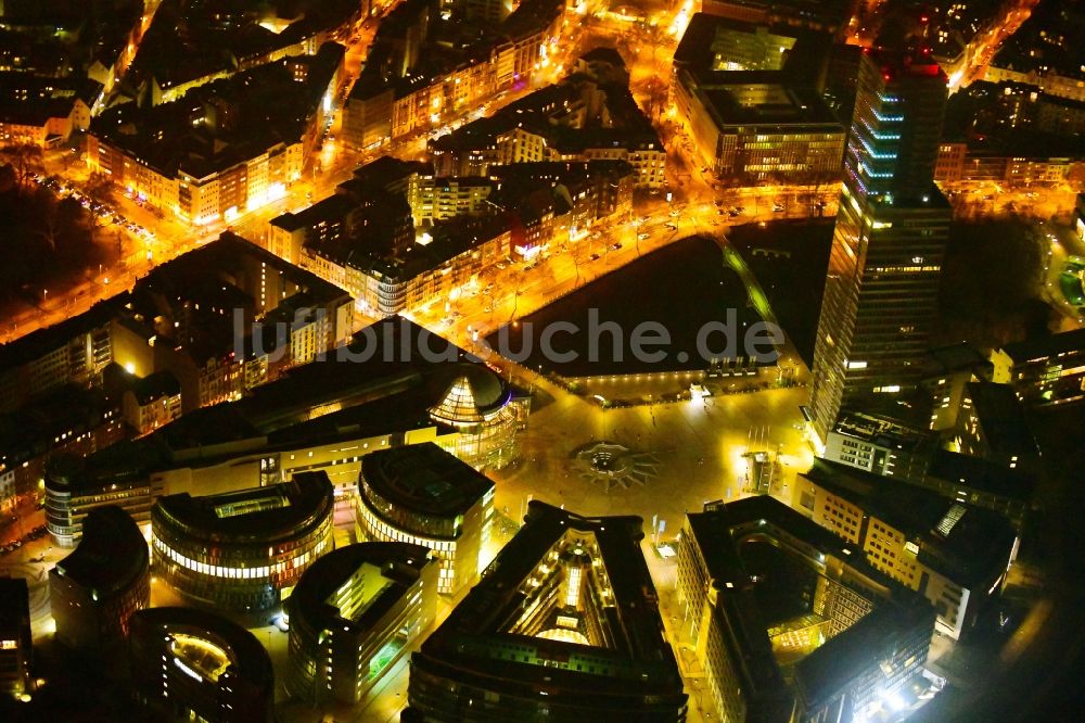 Nachtluftbild Köln - Nachtluftbild Büro- und Unternehmensverwaltungs- Hochhaus- Gebäude des Kölnturms in Köln im Bundesland Nordrhein-Westfalen, Deutschland
