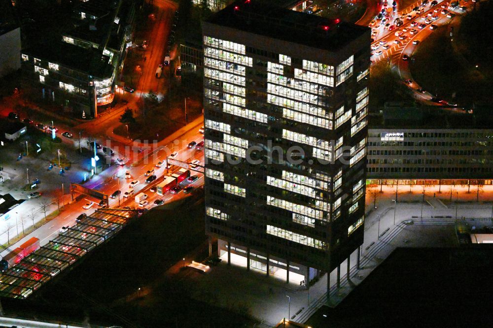 Nacht-Luftaufnahme München - Nachtluftbild Büro- und Unternehmensverwaltungs- Hochhaus- Gebäude der MEAG in München im Bundesland Bayern, Deutschland
