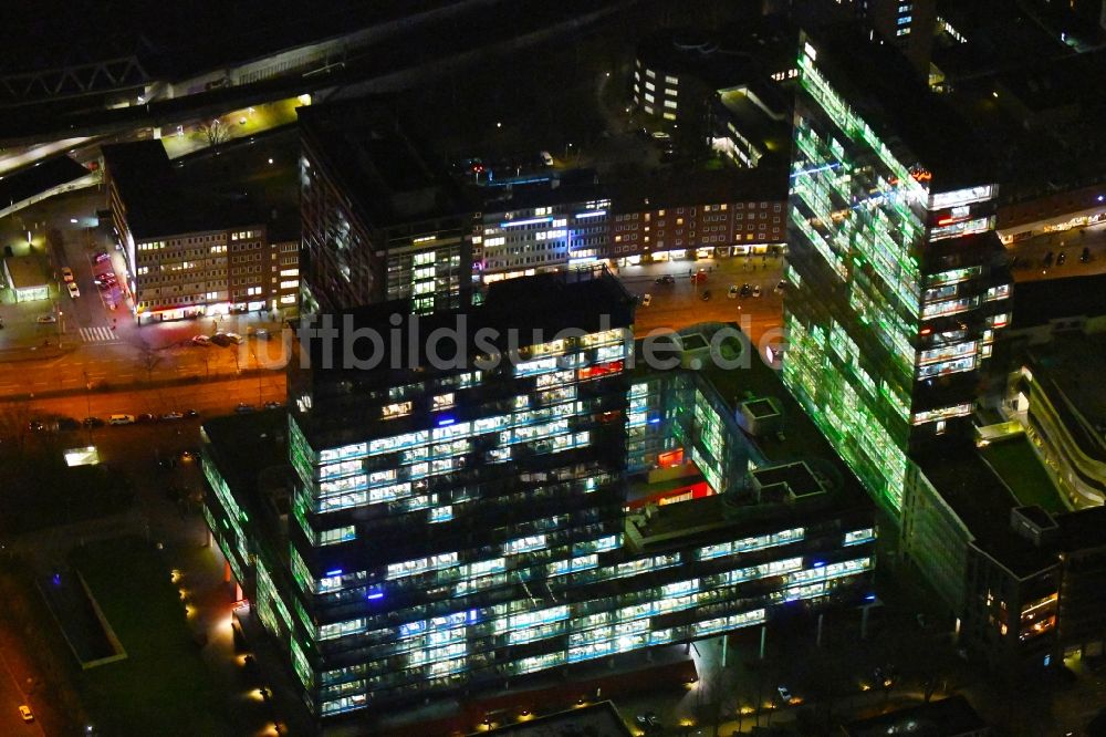Nachtluftbild Hamburg - Nachtluftbild Büro- und Unternehmensverwaltungs- Hochhaus- Gebäude im Ortsteil Sankt Georg in Hamburg, Deutschland