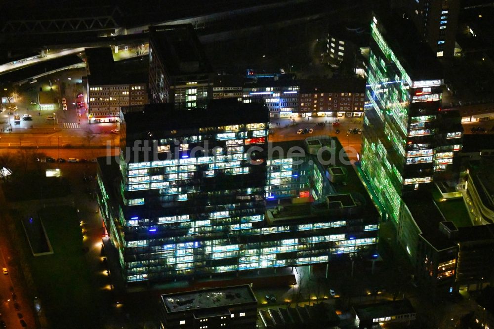Nacht-Luftaufnahme Hamburg - Nachtluftbild Büro- und Unternehmensverwaltungs- Hochhaus- Gebäude im Ortsteil Sankt Georg in Hamburg, Deutschland