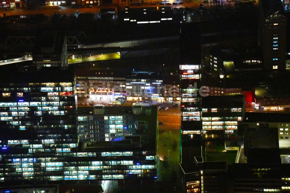 Hamburg bei Nacht von oben - Nachtluftbild Büro- und Unternehmensverwaltungs- Hochhaus- Gebäude im Ortsteil Sankt Georg in Hamburg, Deutschland