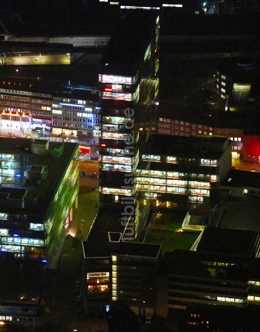 Hamburg bei Nacht aus der Vogelperspektive: Nachtluftbild Büro- und Unternehmensverwaltungs- Hochhaus- Gebäude im Ortsteil Sankt Georg in Hamburg, Deutschland