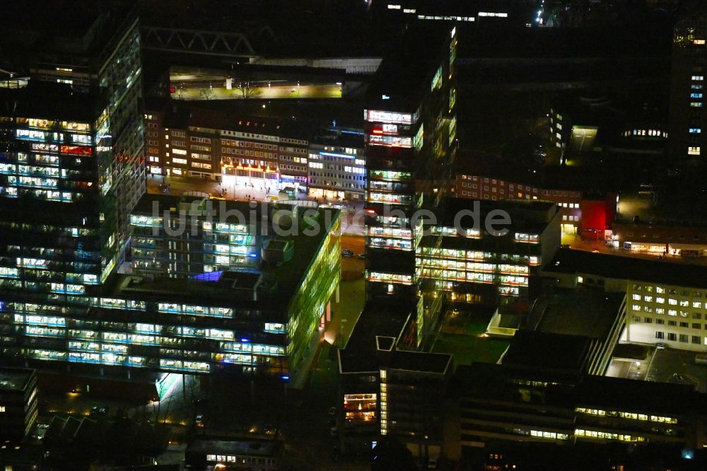 Nachtluftbild Hamburg - Nachtluftbild Büro- und Unternehmensverwaltungs- Hochhaus- Gebäude im Ortsteil Sankt Georg in Hamburg, Deutschland