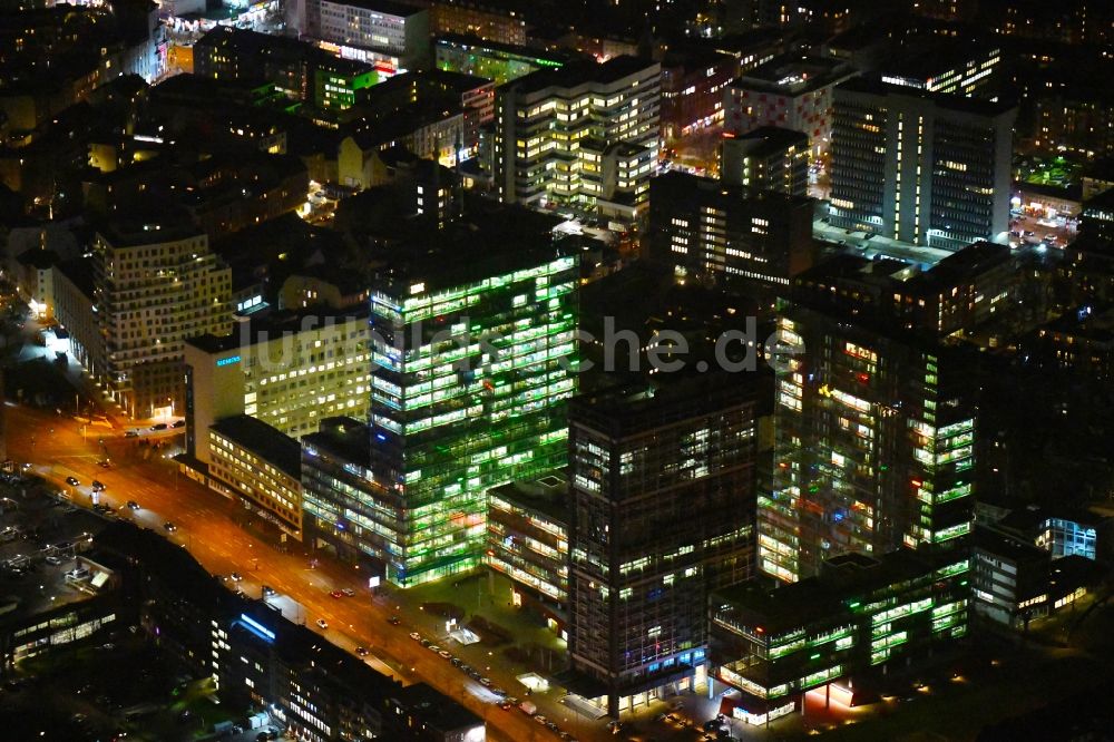 Hamburg bei Nacht von oben - Nachtluftbild Büro- und Unternehmensverwaltungs- Hochhaus- Gebäude im Ortsteil Sankt Georg in Hamburg, Deutschland