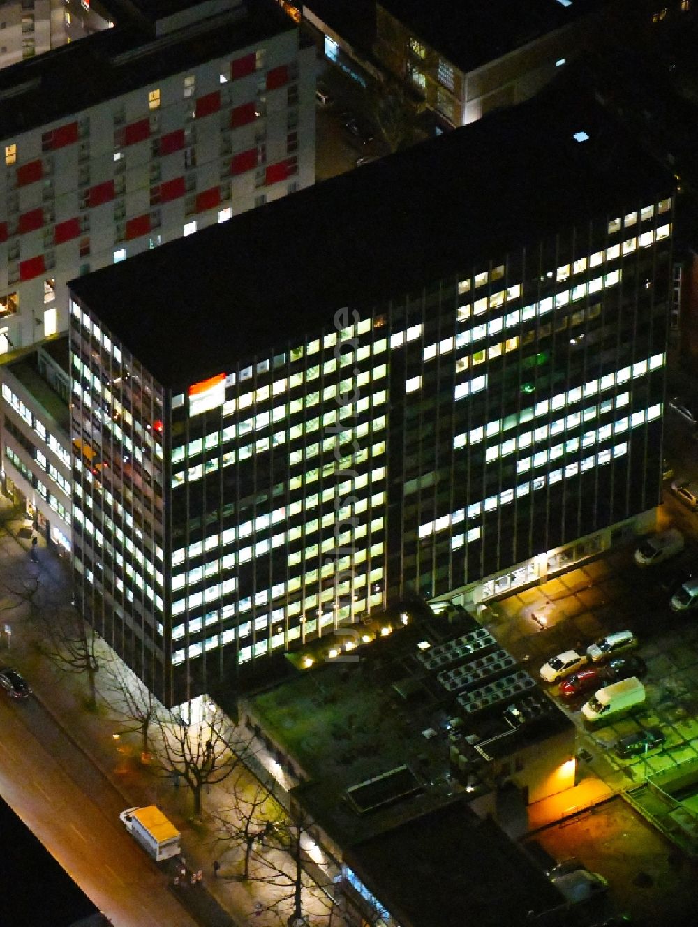 Nacht-Luftaufnahme Hamburg - Nachtluftbild Büro- und Unternehmensverwaltungs- Hochhaus- Gebäude am Steindamm im Ortsteil Sankt Georg in Hamburg, Deutschland