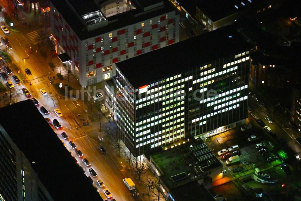 Hamburg bei Nacht von oben - Nachtluftbild Büro- und Unternehmensverwaltungs- Hochhaus- Gebäude am Steindamm im Ortsteil Sankt Georg in Hamburg, Deutschland