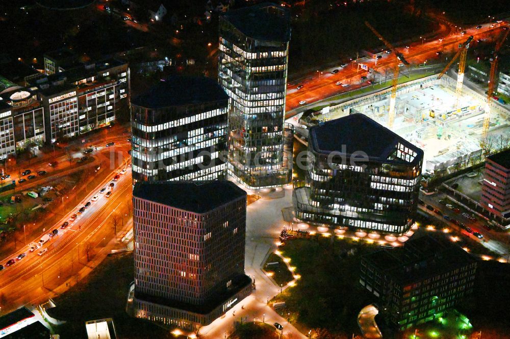 München bei Nacht aus der Vogelperspektive: Nachtluftbild Bürogebäude- Ensemble Bavaria Towers an der Truderinger Straße in München im Bundesland Bayern, Deutschland