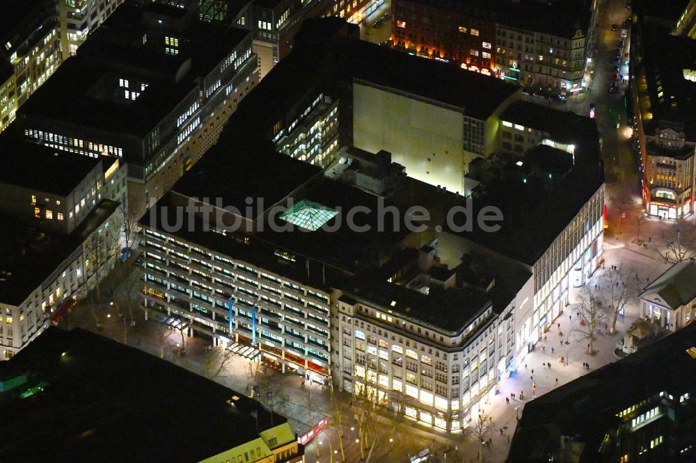 Hamburg bei Nacht von oben - Nachtluftbild Bürogebäude des Geschäftshauses Alstertor - Mönckebergstraße - Gerhart-Hauptmann-Platz in Hamburg, Deutschland