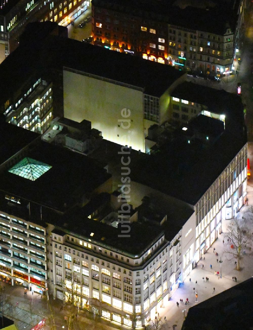 Hamburg bei Nacht aus der Vogelperspektive: Nachtluftbild Bürogebäude des Geschäftshauses Alstertor - Mönckebergstraße - Gerhart-Hauptmann-Platz in Hamburg, Deutschland