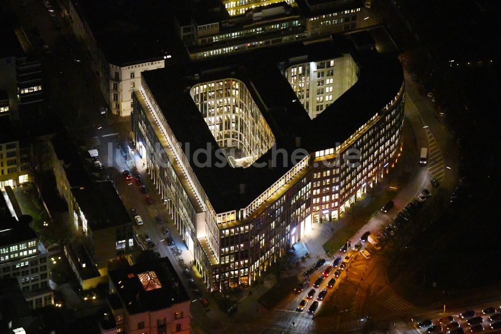 Nacht-Luftaufnahme Hamburg - Nachtluftbild Bürogebäude des Geschäftshauses Alsterufer 1-3 im Ortsteil Rotherbaum in Hamburg, Deutschland