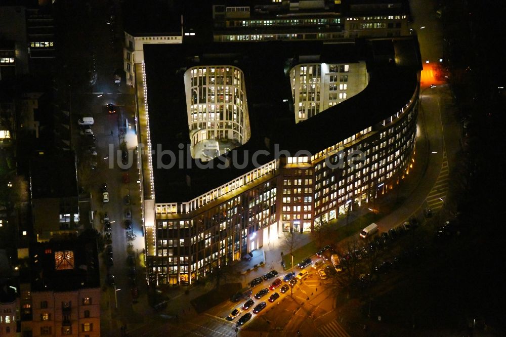 Hamburg bei Nacht von oben - Nachtluftbild Bürogebäude des Geschäftshauses Alsterufer 1-3 im Ortsteil Rotherbaum in Hamburg, Deutschland