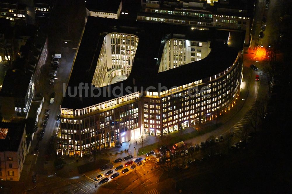 Hamburg bei Nacht aus der Vogelperspektive: Nachtluftbild Bürogebäude des Geschäftshauses Alsterufer 1-3 im Ortsteil Rotherbaum in Hamburg, Deutschland