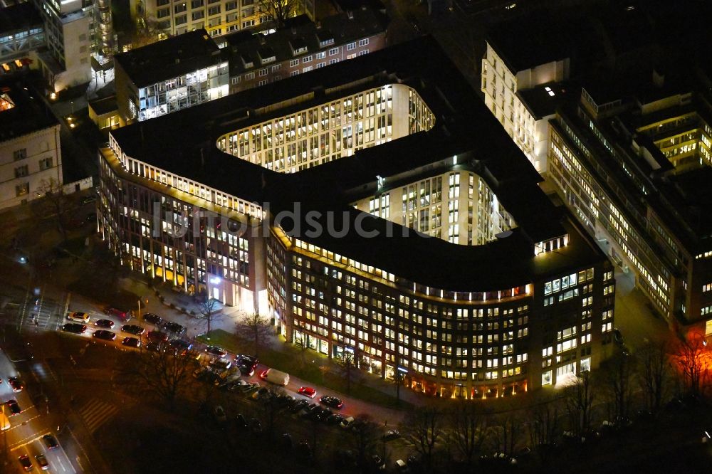Nachtluftbild Hamburg - Nachtluftbild Bürogebäude des Geschäftshauses Alsterufer 1-3 im Ortsteil Rotherbaum in Hamburg, Deutschland