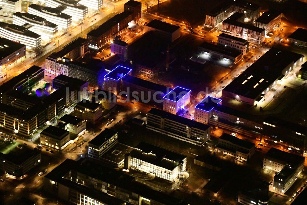 Berlin bei Nacht von oben - Nachtluftbild Bürogebäude des Geschäftshauses der ARRI Lighting Solutions GmbH im Ortsteil Adlershof in Berlin, Deutschland