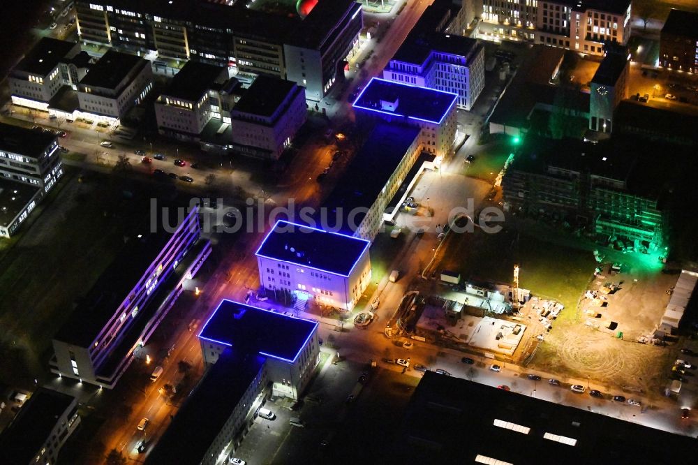 Nachtluftbild Berlin - Nachtluftbild Bürogebäude des Geschäftshauses der ARRI Lighting Solutions GmbH im Ortsteil Adlershof in Berlin, Deutschland