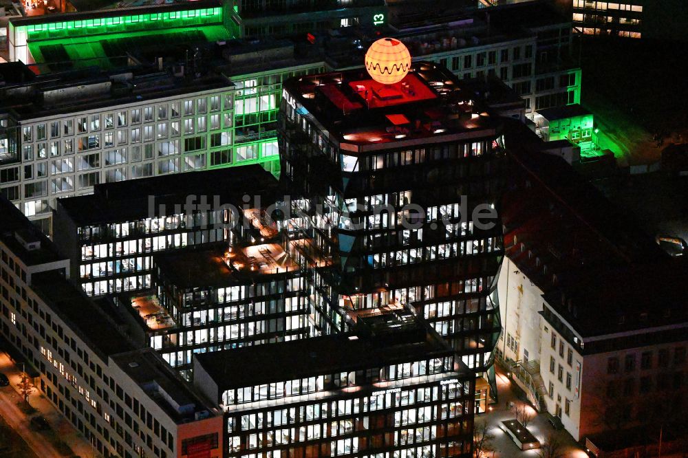 München bei Nacht von oben - Nachtluftbild Bürogebäude des Geschäftshauses ATLAS im Werksviertel im Ortsteil Berg am Laim in München im Bundesland Bayern, Deutschland