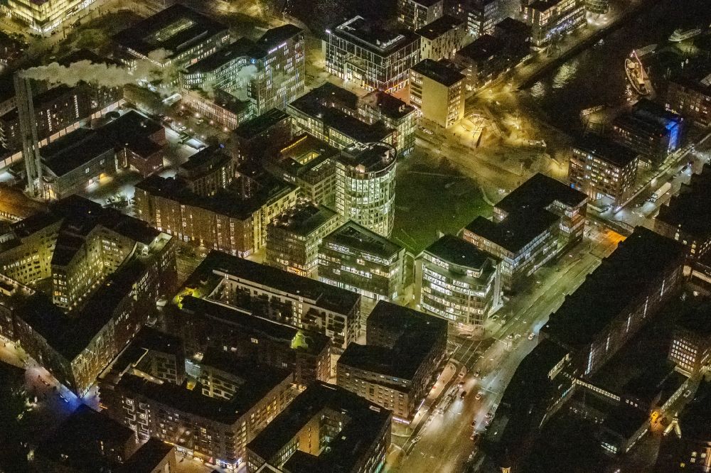 Nacht-Luftaufnahme Hamburg - Nachtluftbild Bürogebäude des Geschäftshauses beim Coffee Plaza am Sandtorpark im Ortsteil HafenCity in Hamburg, Deutschland