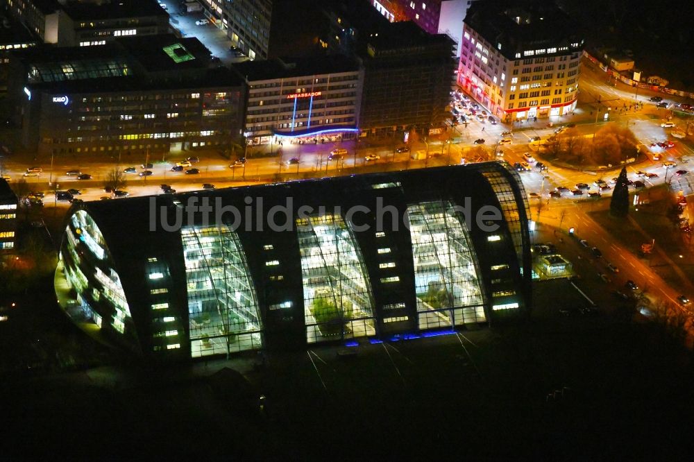 Hamburg bei Nacht aus der Vogelperspektive: Nachtluftbild Bürogebäude des Geschäftshauses Berliner Bogen am Anckelmannsplatz - Stoltenpark in Hamburg, Deutschland