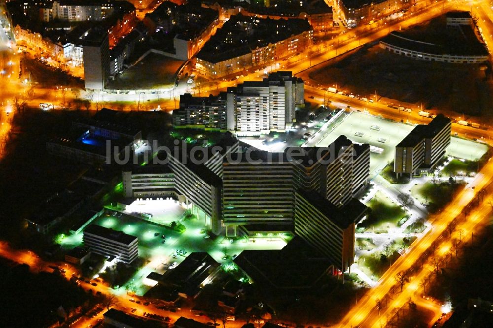 Nachtluftbild Nürnberg - Nachtluftbild Bürogebäude des Geschäftshauses der Bundesagentur für Arbeit in Nürnberg im Bundesland Bayern, Deutschland