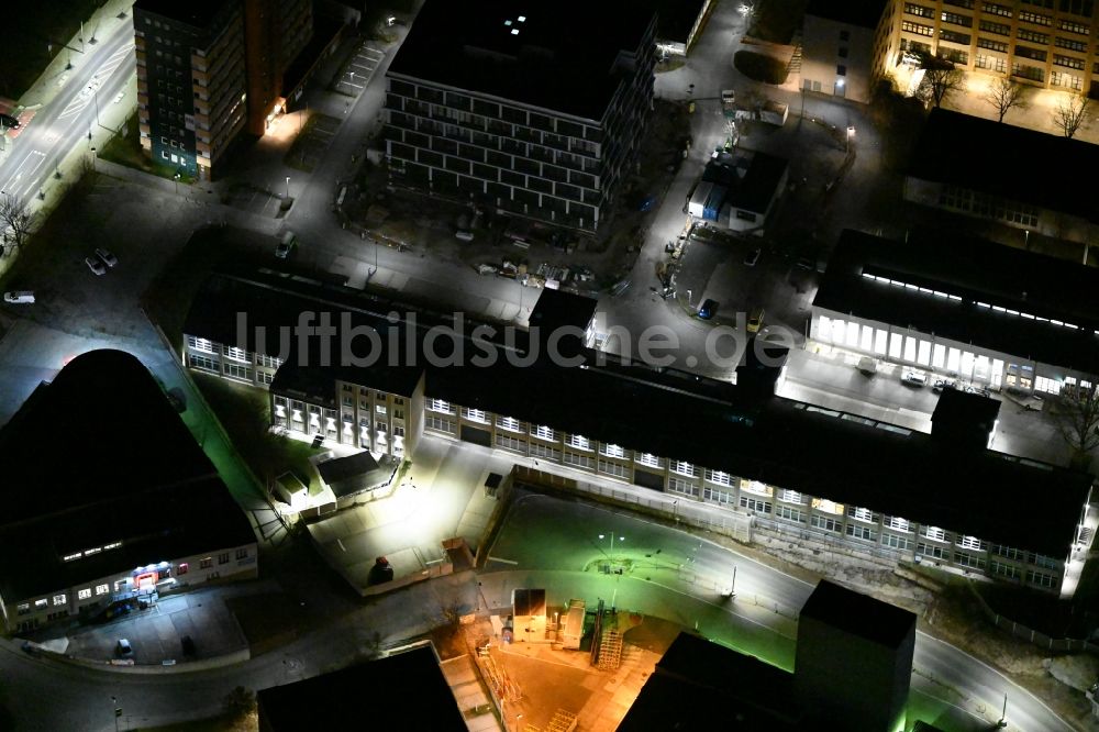 Nacht-Luftaufnahme Jena - Nachtluftbild Bürogebäude des Geschäftshauses an der Carl-Pulfrich-Straße in Jena im Bundesland Thüringen, Deutschland