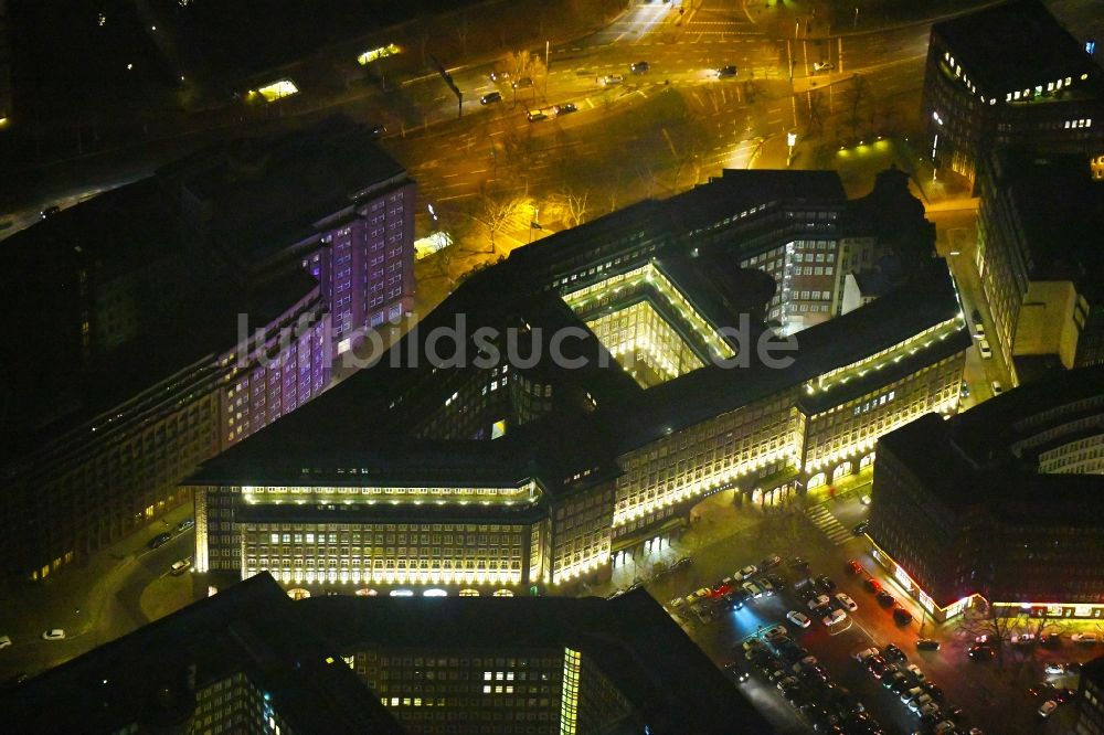 Nacht-Luftaufnahme Hamburg - Nachtluftbild Bürogebäude des Geschäftshauses Chilehaus Hamburg in Hamburg, Deutschland