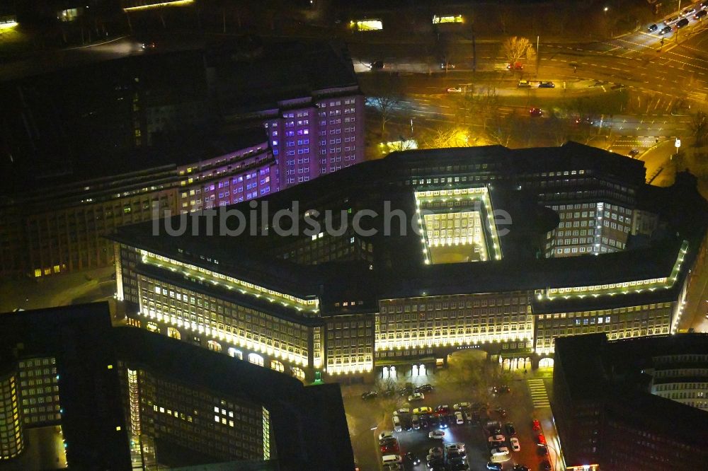 Hamburg bei Nacht von oben - Nachtluftbild Bürogebäude des Geschäftshauses Chilehaus Hamburg in Hamburg, Deutschland