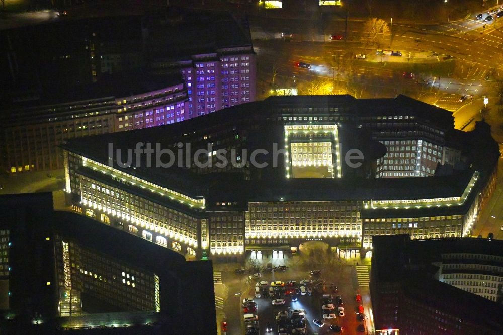 Hamburg bei Nacht aus der Vogelperspektive: Nachtluftbild Bürogebäude des Geschäftshauses Chilehaus Hamburg in Hamburg, Deutschland