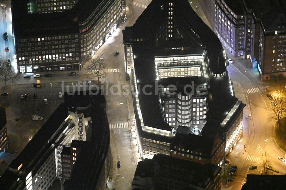 Hamburg bei Nacht von oben - Nachtluftbild Bürogebäude des Geschäftshauses Chilehaus Hamburg in Hamburg, Deutschland