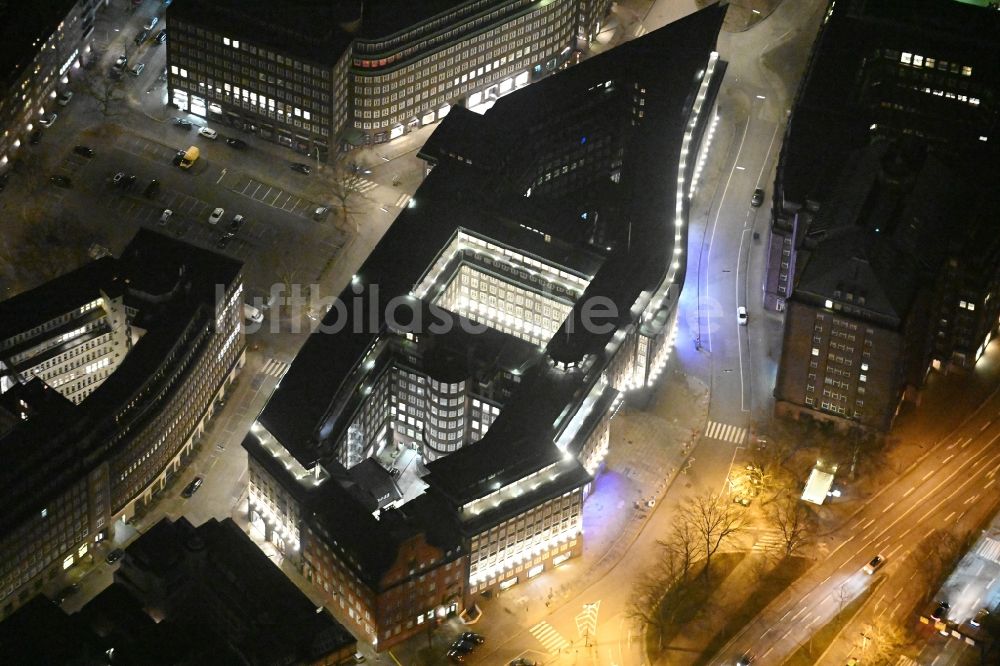 Hamburg bei Nacht aus der Vogelperspektive: Nachtluftbild Bürogebäude des Geschäftshauses Chilehaus Hamburg in Hamburg, Deutschland