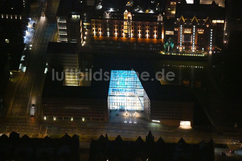 Nacht-Luftaufnahme Hamburg - Nachtluftbild Bürogebäude des Geschäftshauses der DNV GL SE in Hamburg, Deutschland