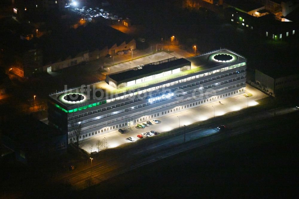 Nacht-Luftaufnahme Gera - Nachtluftbild Bürogebäude des Geschäftshauses ElsterCube in Gera im Bundesland Thüringen, Deutschland