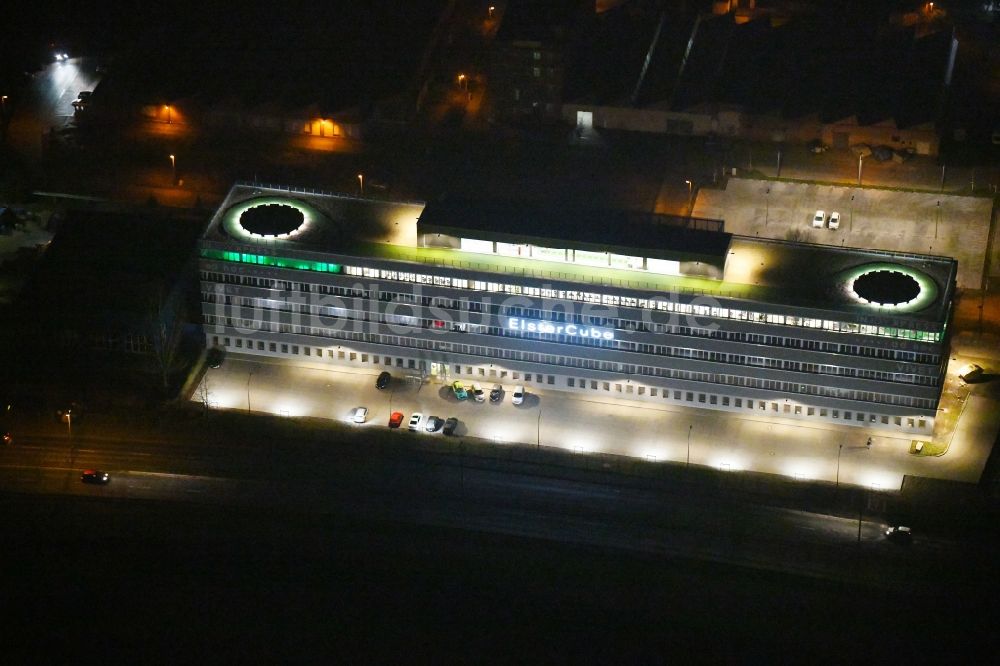 Nachtluftbild Gera - Nachtluftbild Bürogebäude des Geschäftshauses ElsterCube in Gera im Bundesland Thüringen, Deutschland
