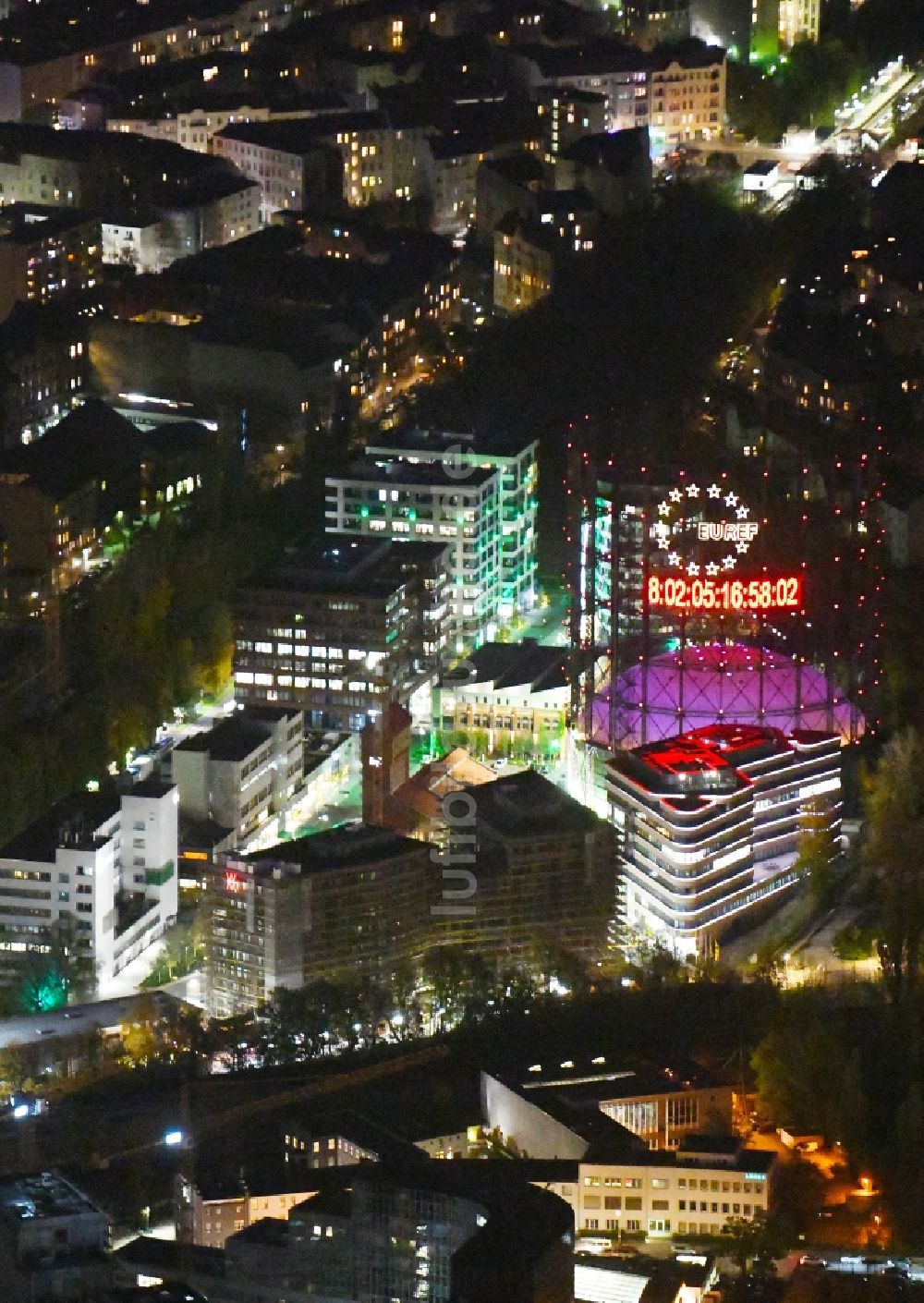 Nacht-Luftaufnahme Berlin - Nachtluftbild Bürogebäude des Geschäftshauses am EUREF-Campus im Ortsteil Schöneberg in Berlin, Deutschland
