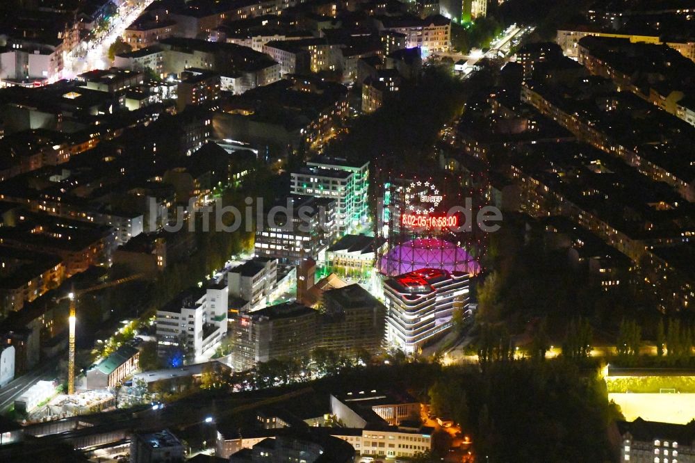 Berlin bei Nacht von oben - Nachtluftbild Bürogebäude des Geschäftshauses am EUREF-Campus im Ortsteil Schöneberg in Berlin, Deutschland