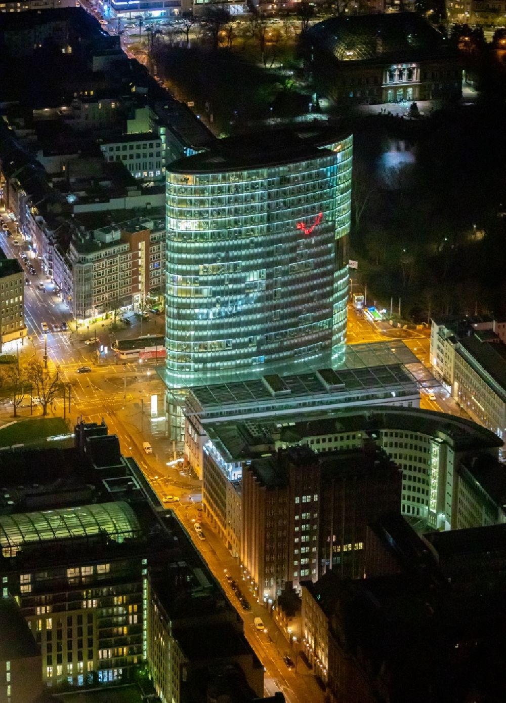 Nacht-Luftaufnahme Düsseldorf - Nachtluftbild Bürogebäude des Geschäftshauses GAP 15 am Graf-Adolf-Platz im Ortsteil Stadtmitte in Düsseldorf im Bundesland Nordrhein-Westfalen, Deutschland