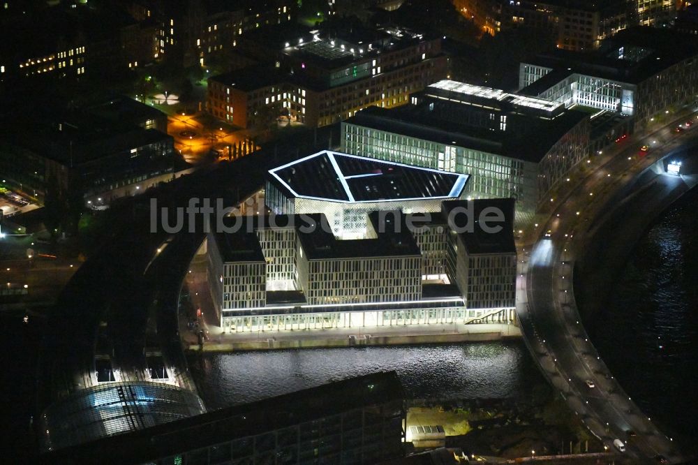 Nachtluftbild Berlin - Nachtluftbild Bürogebäude des Geschäftshauses HumboldtHafenEins am Alexanderufer im Ortsteil Mitte in Berlin, Deutschland