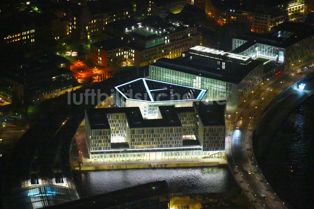 Nacht-Luftaufnahme Berlin - Nachtluftbild Bürogebäude des Geschäftshauses HumboldtHafenEins am Alexanderufer im Ortsteil Mitte in Berlin, Deutschland