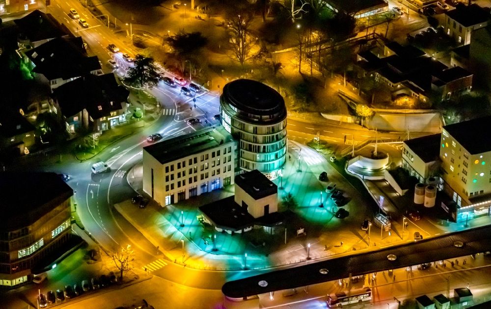 Nacht-Luftaufnahme Unna - Nachtluftbild Bürogebäude des Geschäftshauses Jobcenter Kreis Unna an der Bahnhofstraße in Unna im Bundesland Nordrhein-Westfalen, Deutschland