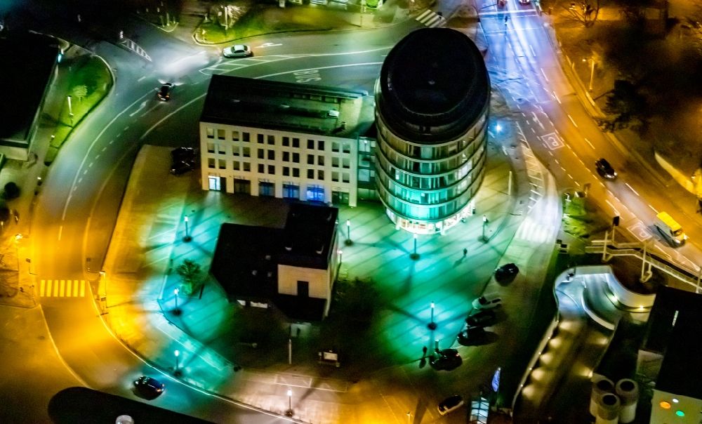 Unna bei Nacht von oben - Nachtluftbild Bürogebäude des Geschäftshauses Jobcenter Kreis Unna an der Bahnhofstraße in Unna im Bundesland Nordrhein-Westfalen, Deutschland