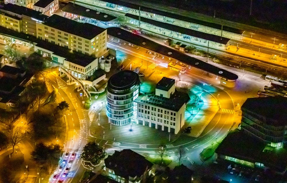 Nachtluftbild Unna - Nachtluftbild Bürogebäude des Geschäftshauses Jobcenter Kreis Unna an der Bahnhofstraße in Unna im Bundesland Nordrhein-Westfalen, Deutschland