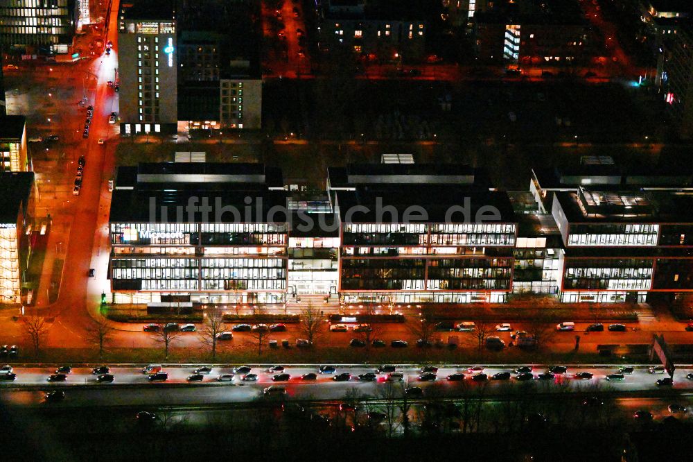Nachtluftbild München - Nachtluftbild Bürogebäude des Geschäftshauses der Microsoft Deutschland GmbH in München im Bundesland Bayern, Deutschland