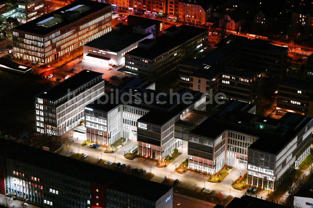 Nacht-Luftaufnahme München - Nachtluftbild Bürogebäude des Geschäftshauses in München im Bundesland Bayern, Deutschland