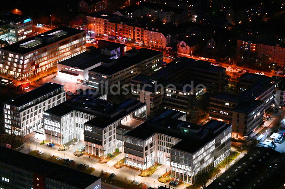 München bei Nacht von oben - Nachtluftbild Bürogebäude des Geschäftshauses in München im Bundesland Bayern, Deutschland
