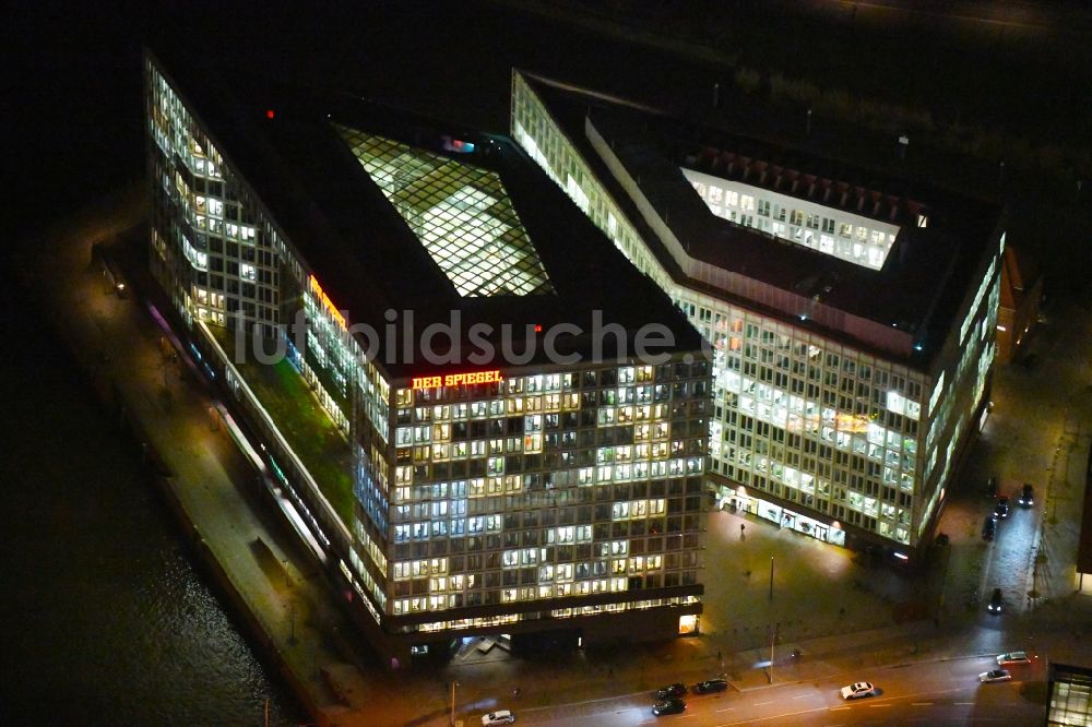 Nacht-Luftaufnahme Hamburg - Nachtluftbild Bürogebäude des Geschäftshauses der SPIEGEL-Verlag Rudolf Augstein GmbH & Co. KG in Hamburg, Deutschland